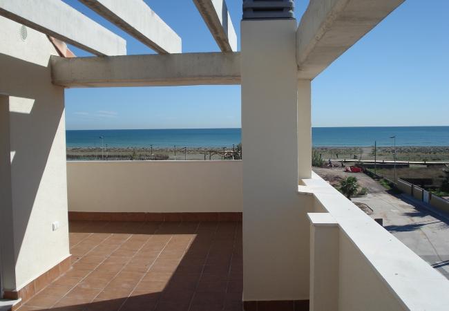 Terraza amueblada con vistas Los apartamentos tienen una terraza amueblada con una mesa y sillas. Tienen vistas maravillosas del mar, pueblo o complejo.