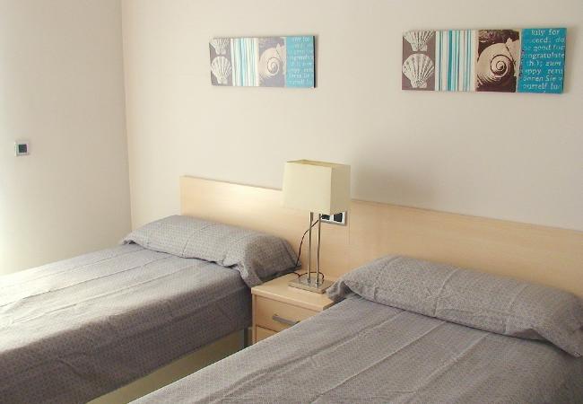 El dormitorio segundo El dormitorio segundo cuenta con 2 camas individuales y una mesita de noche. Las sabanas son incluidas.