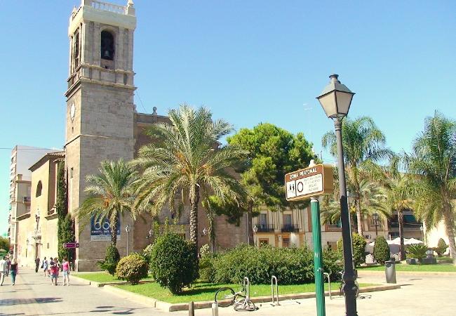 La iglesia cercana El apartamento está cerca de una iglesia idílica y unos jardines.