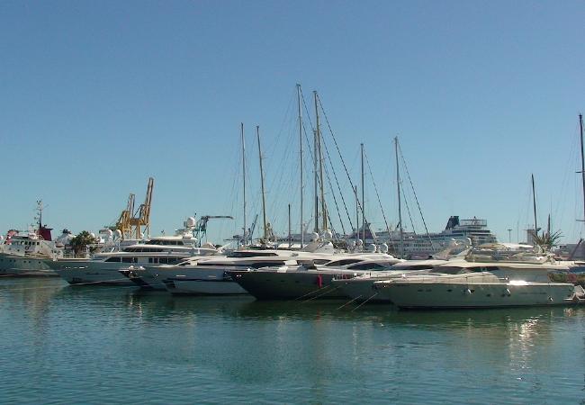 El puerto de Valencia El puerto de Valencia con vistas increíbles está cerca de los apartamentos