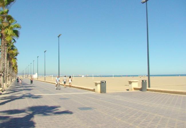 La playa de arena Valencia tiene una playa de arena grande con muchos restaurantes y tiendas cercanos. Es ideal para dar un paseo.