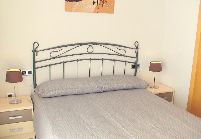 El dormitorio principal El dormitorio principal cuenta con una cama de matrimonio. Las sabanas son incluidas
