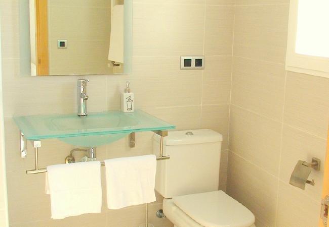 El baño de los apartamentos Uno de los baños tiene bañera y el otro tiene ducha. Las toallas son incluidas.