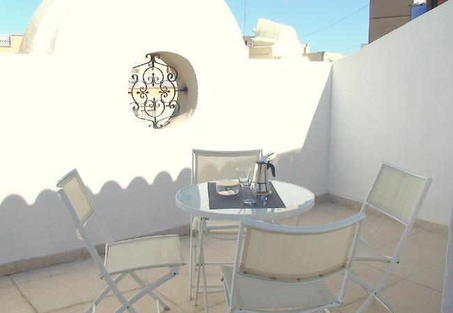Terraza amueblada Los apartamentos tienen una terraza amueblada con una mesa y sillas. Son perfectos para descansar bajo el sol.