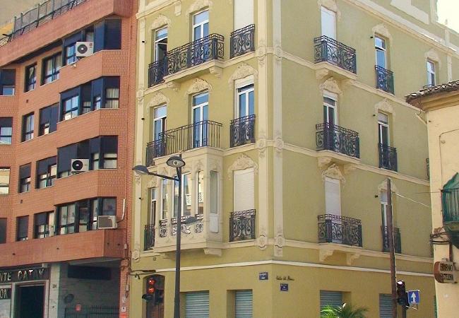 La fachada de los apartamentos Los apartamentos están en un buen lugar para ir a la playa o a la ciudad.