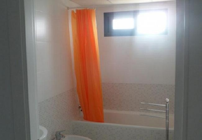 El baño con bañera El baño cuenta con bañera y lavabo. Las toallas son incluidas