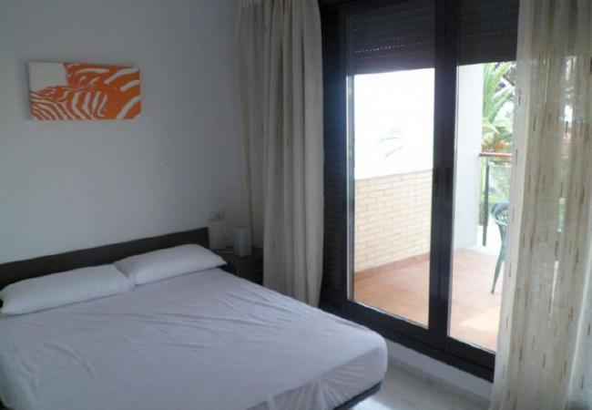 el dormitorio principal El dormitorio principal cuenta con una cama de matrimonio y una mesita de noche. Las sabanas son incluidas.