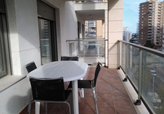 El balcón Los apartamentos tienen un balcón amueblado con una mesa y sillas. Hay vistas hacia el mar y el pueblo.