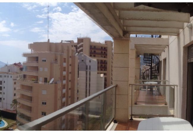El balcón Los apartamentos tienen un balcón amueblado con una mesa y sillas. Hay vistas hacia el mar y el pueblo.