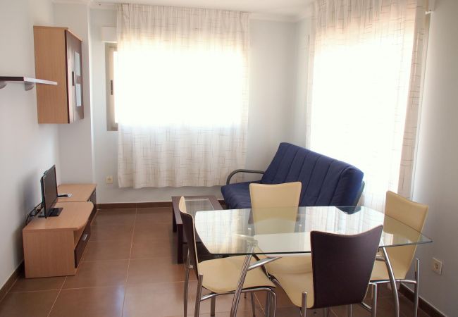 El salón-comedor El salón-comedor cuenta con un sofá, una televisión, una mesa de comer con sillas y otros muebles. Es luminoso y amplio.