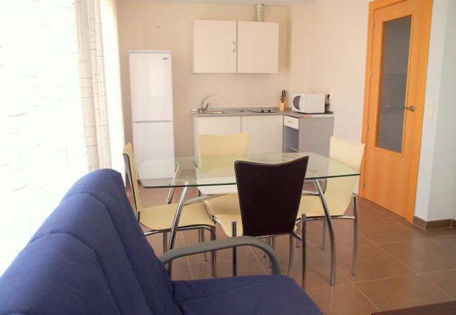 El salón-comedor El salón-comedor cuenta con un sofá, una televisión, una mesa de comer con sillas y otros muebles. Es luminoso y amplio.