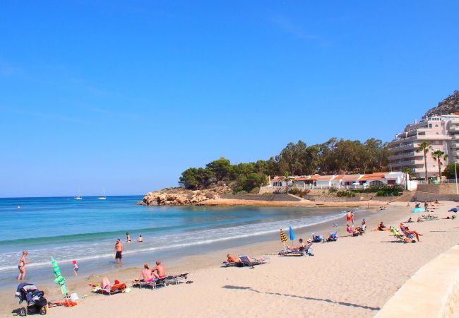 La playa de arena de Calpe Calpe tiene una playa de arena maravillosa con muchos restaurantes y tiendas cercas.