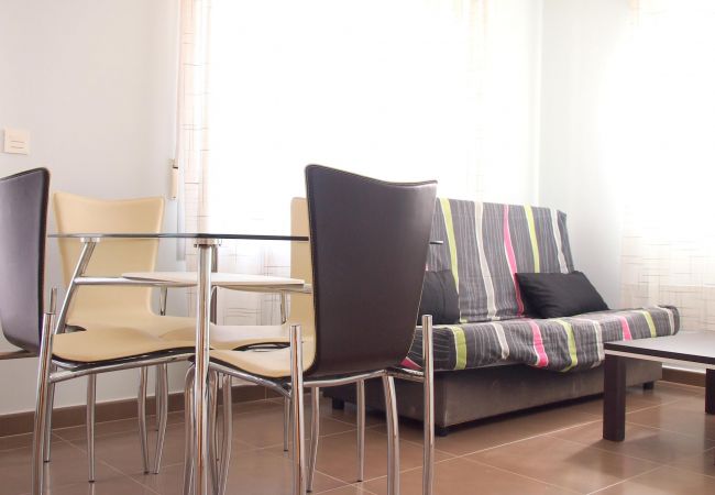 El salón comedor El salón-comedor cuenta con un sofá, una televisión, una mesa de comer con sillas y otros muebles. Es luminoso y amplio.
