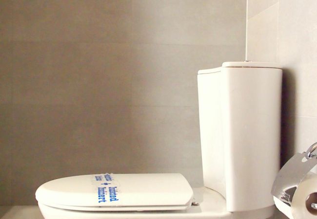 Baño completo El baño cuenta con una ducha y un lavabo. También las toallas son incluidas.
