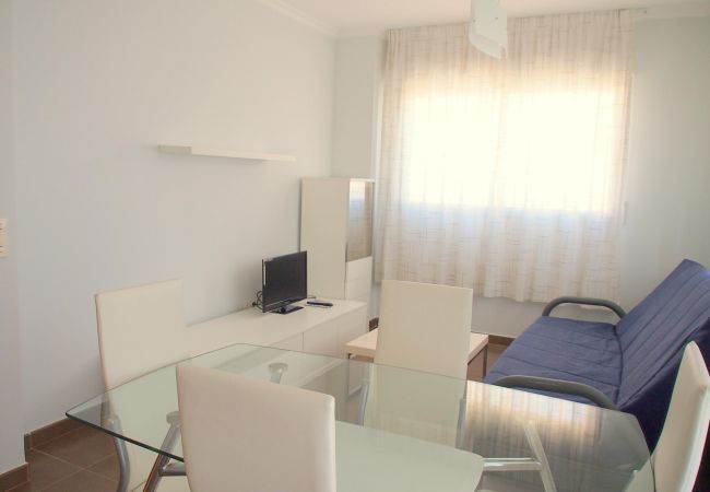 El salón-comedor El salón-comedor cuenta con un sofá, una televisión, una mesa de comer con sillas y otros muebles. Es luminoso y amplio.