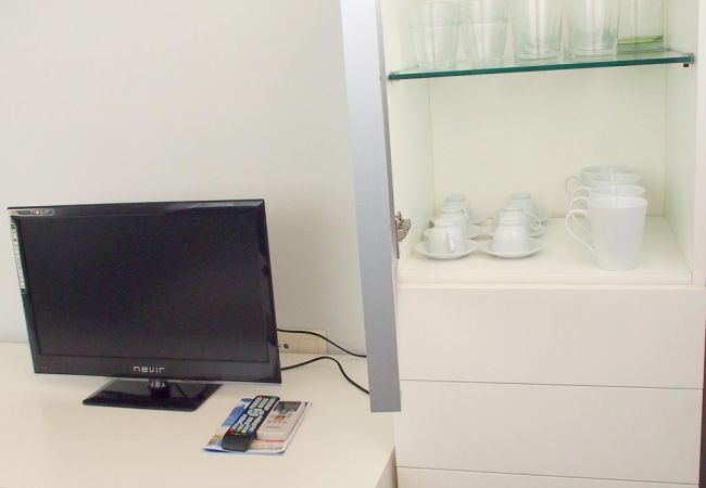 El salón-comedor El salón-comedor cuenta con un sofá, una televisión, una mesa de comer con sillas y otros muebles. Es luminoso y amplio.
