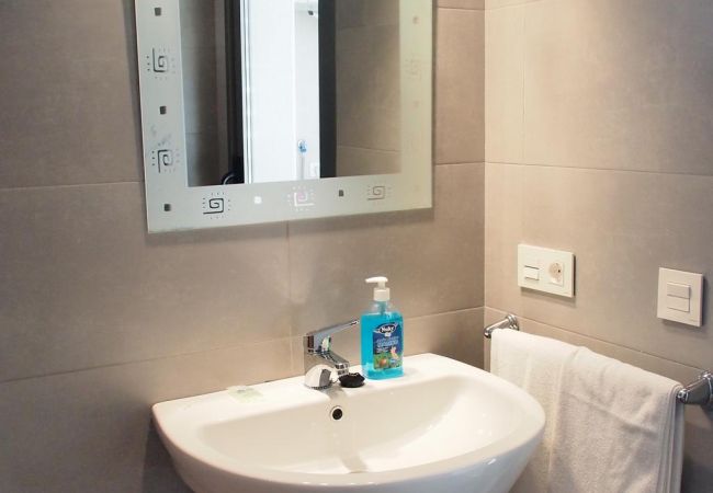El baño con ducha El baño cuenta con una ducha y un lavabo. También las toallas son incluidas.