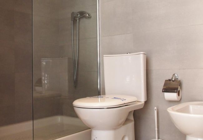 Baño con ducha El baño cuenta con una ducha y un lavabo. También las toallas son incluidas.