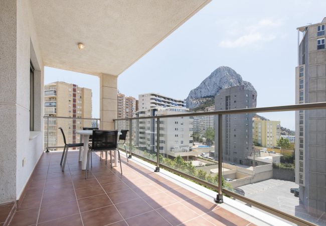 El balcón Los apartamentos tienen un balcón amueblado con una mesa y sillas. Hay vistas hacia el mar y el pueblo.