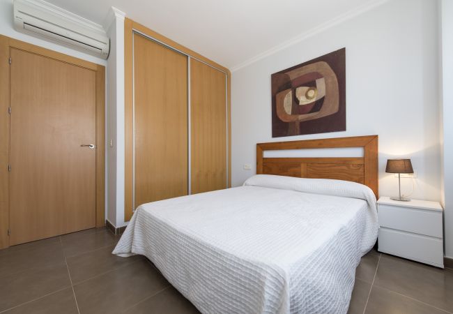 El dormitorio principal El dormitorio principal tiene cama de matrimonio, una mesita de noche y las sabanas incluidas. Es luminoso y amplio.