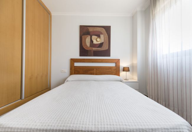 El dormitorio principal El dormitorio principal tiene cama de matrimonio, una mesita de noche y las sabanas incluidas. Es luminoso y amplio.