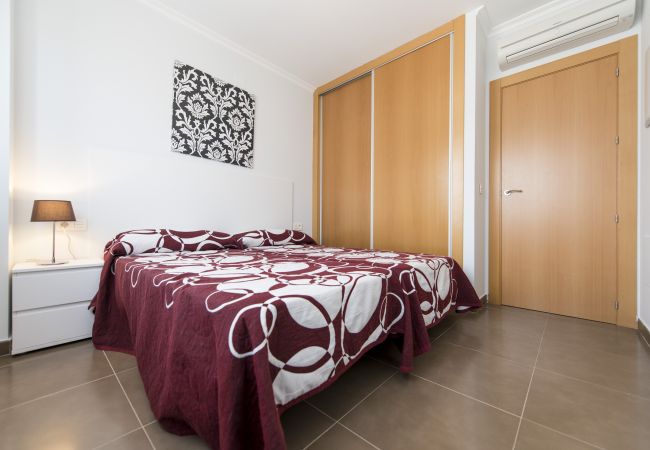El dormitorio principal El dormitorio principal tiene cama de matrimonio, una mesita de noche y las sabanas incluidas. Es luminoso y amplio.