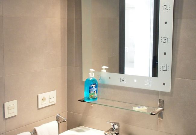 El baño con ducha El baño tiene una ducha y un lavabo y las toallas son incluidas en el apartamento.