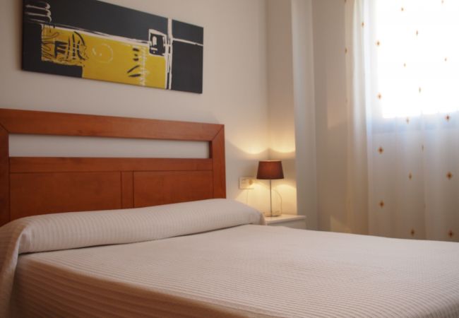 El dormitorio principal El dormitorio principal tiene cama de matrimonio, una mesita de noche y las sabanas incluidas. Es luminoso y amplio.