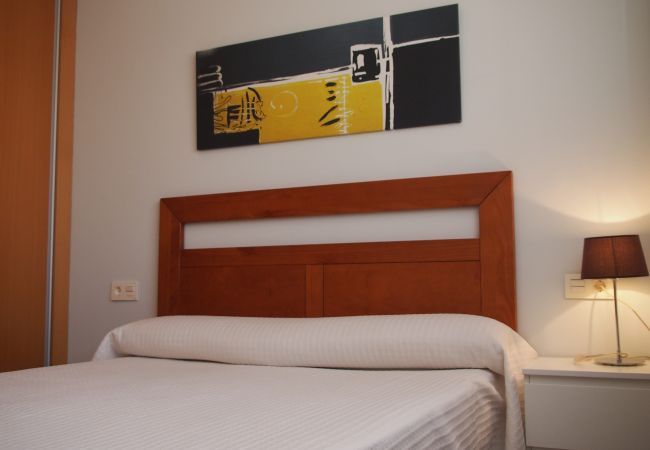El dormitorio principal El dormitorio principal tiene cama de matrimonio, una mesita de noche y las sabanas incluidas. Es luminoso y amplio.